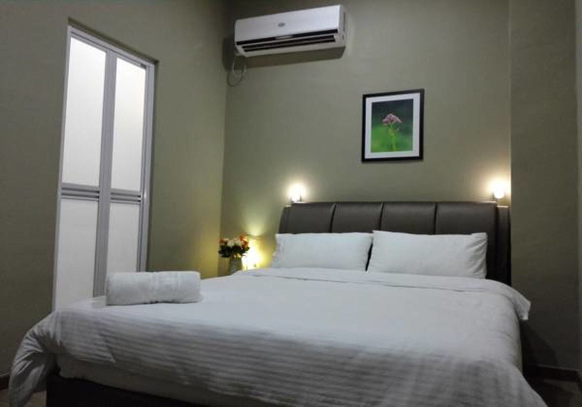 Oyo 90231 By The Park Plt Hotel